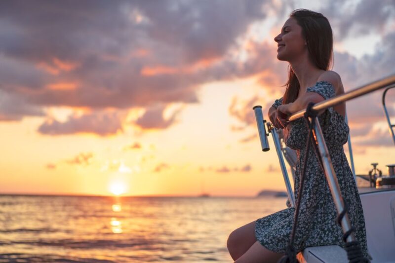 Amalfi Coast: Romantic Sunset Cruise With Music & Cocktails - Key Points