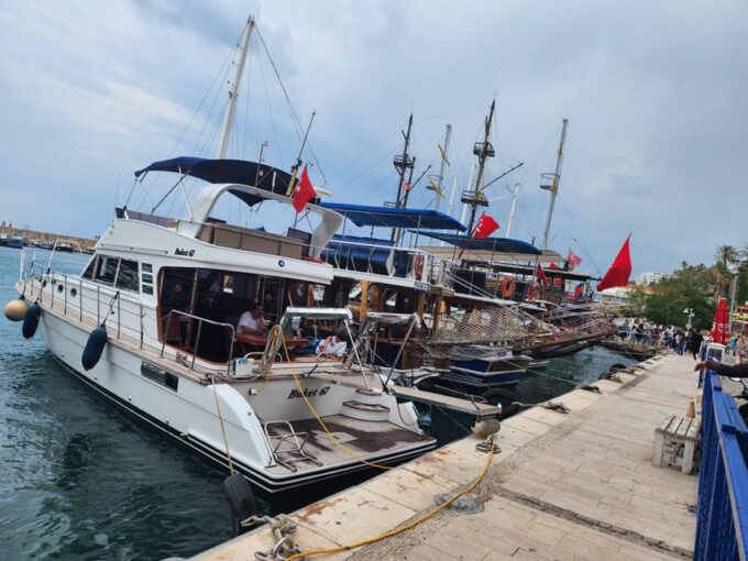 Amazing 50minyacht Tour+1 Hour Old City Walking Tour - Scenic Views and Photography
