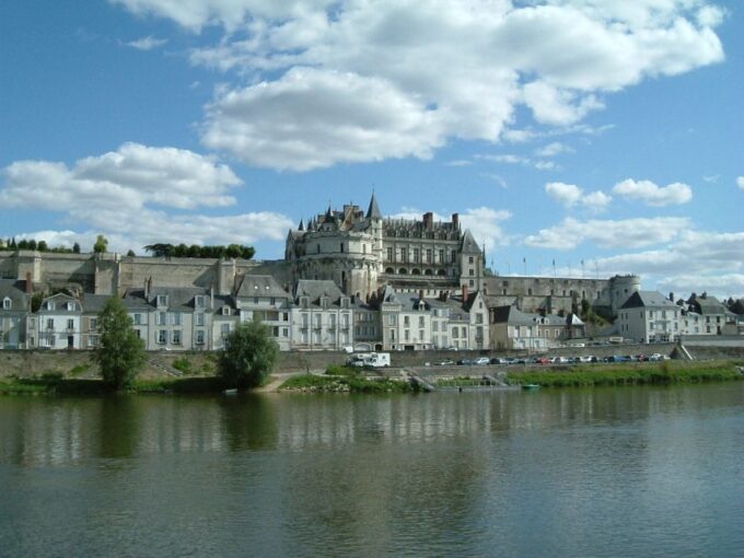 Amboise: Private Guided Tour of the Castle With Entry Ticket - Discovering the Magnificent Gardens
