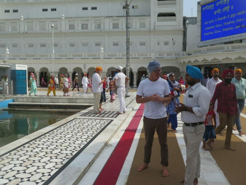 Amritsar: Golden Temple, Jallianwala Bagh, Wagah Border Tour - Visiting the Golden Temple: A Beacon of Serenity and Faith