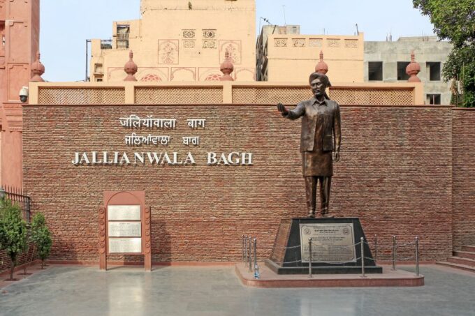 Amritsar: Small Group Sightseeing Tour With Wagah Border - Exploring Sikhism at Golden Temple