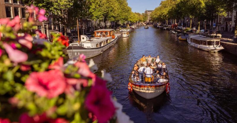 Amsterdam: 2h Canal Cruise Incl.Dutch Snacks & Drinks Option - Cruise Experience