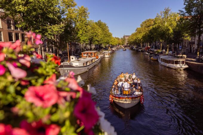 Amsterdam: 2h Canal Cruise Incl.Dutch Snacks & Drinks Option - Tour Duration and Guide