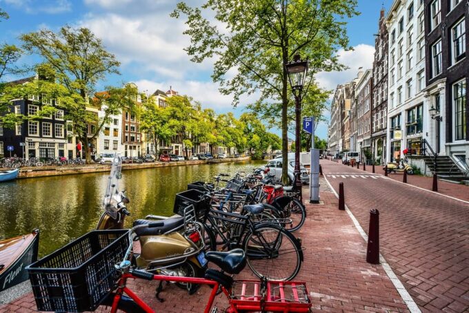 Amsterdam: 3-Hour Private Bike Tour of the City Center - Private Group Experience