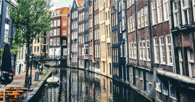 Amsterdam: 3 Hour See and Taste Tour of Historical Centre - Discovering Tranquil Courtyards