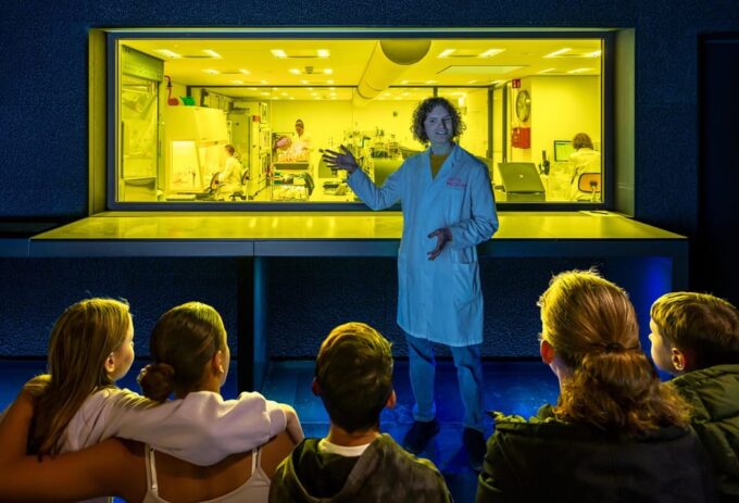 Amsterdam: Artis Royal Zoo & ARTIS-Micropia Combiticket - Interactive Exhibits and Lab Talks