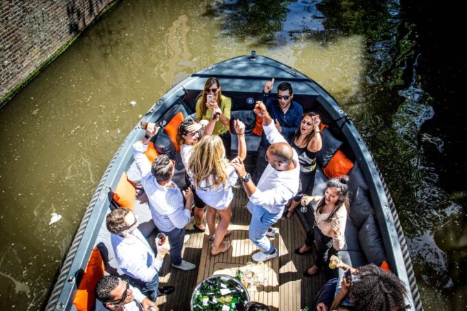 Amsterdam: Canal Belt Private Beer Boat Tour - Explore Amsterdams Canals