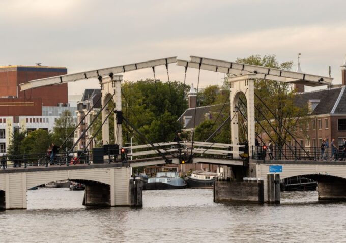 Amsterdam: Canal Cruise in German With Unlimited Drinks - Exploring Amsterdams UNESCO-Listed Canals