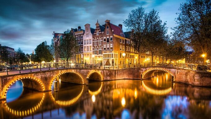 Amsterdam: Cheese and Wine Tasting With Kaasbar Amsterdam - Onboard Amenities and Facilities