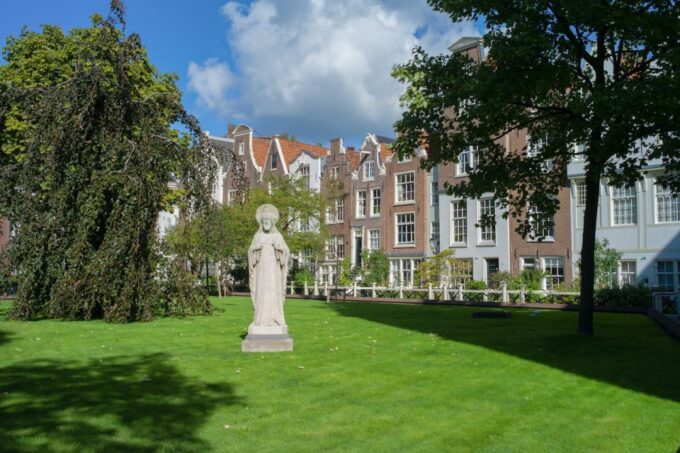 Amsterdam: Cultural Inner City Tour in German or English - Key Stops