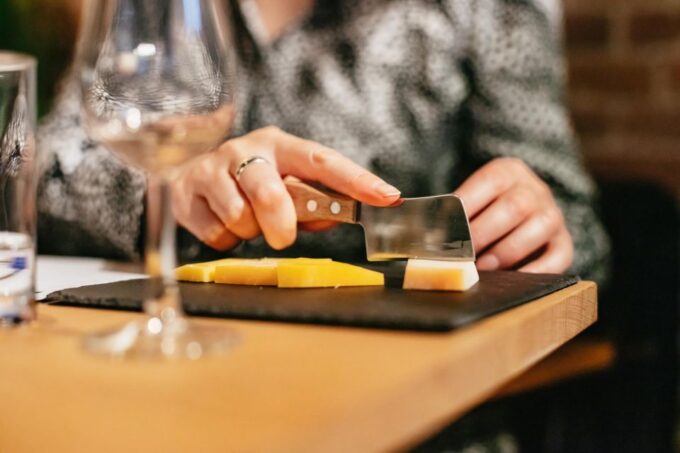 Amsterdam: Dutch Cheese Tasting Experience With Wine - Cheese-Making Traditions