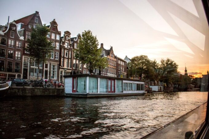 Amsterdam: Evening Canal Cruise With Pizza and Drinks - Exploring Amsterdams Canals
