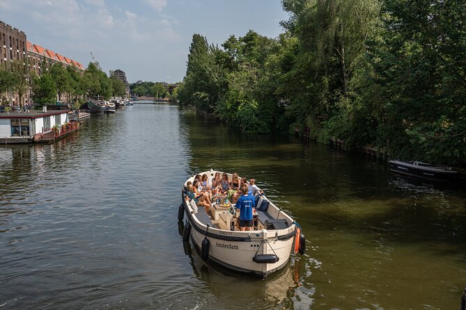 Amsterdam: Evening City Centre Canal Cruise With Unlimited Drinks - Inclusions and Amenities