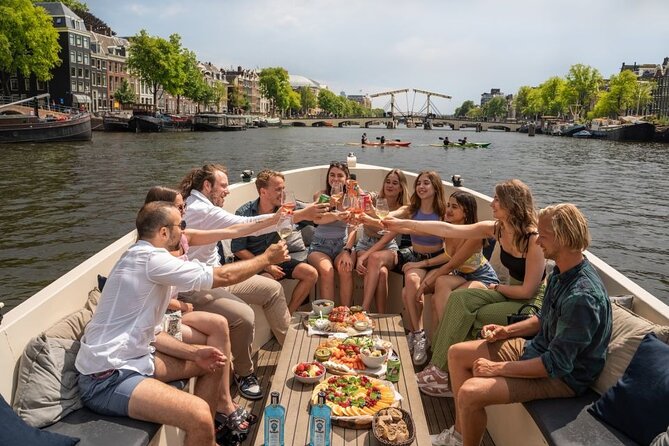 Amsterdam: Evening City Centre Canal Cruise With Unlimited Drinks - Drinks and Amenities