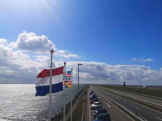 Amsterdam: Giethoorn, Afsluitdijk and Zaanse Schans Day Trip - Boat Cruise in Giethoorn