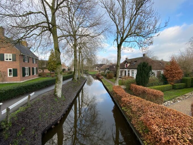 Amsterdam: Giethoorn, Afsluitdijk and Zaanse Schans Day Trip - Cheese, Wooden Shoes, and Diamonds