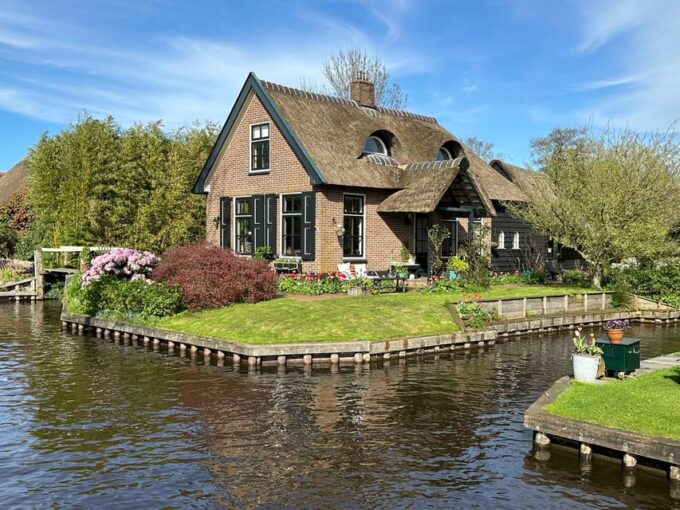 Amsterdam: Giethoorn, Zaanse Schans Tour With Local Guide - Group Size and Languages