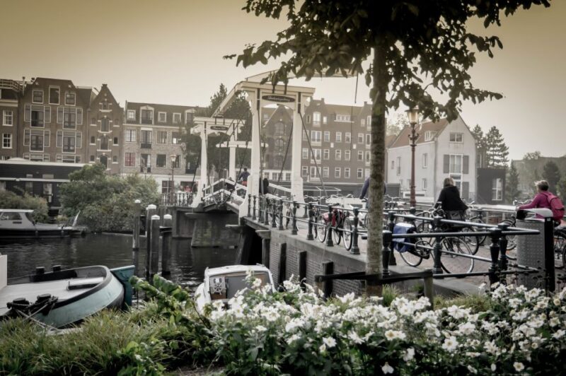 Amsterdam: Guided City Bike Tour in French - Key Points
