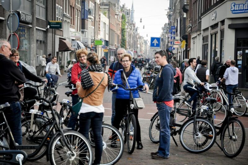 Amsterdam: Guided City Bike Tour in French - Inclusions and Exclusions