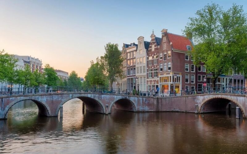 Amsterdam: Haunted History and Ghost Walking Tour - Experience Highlights