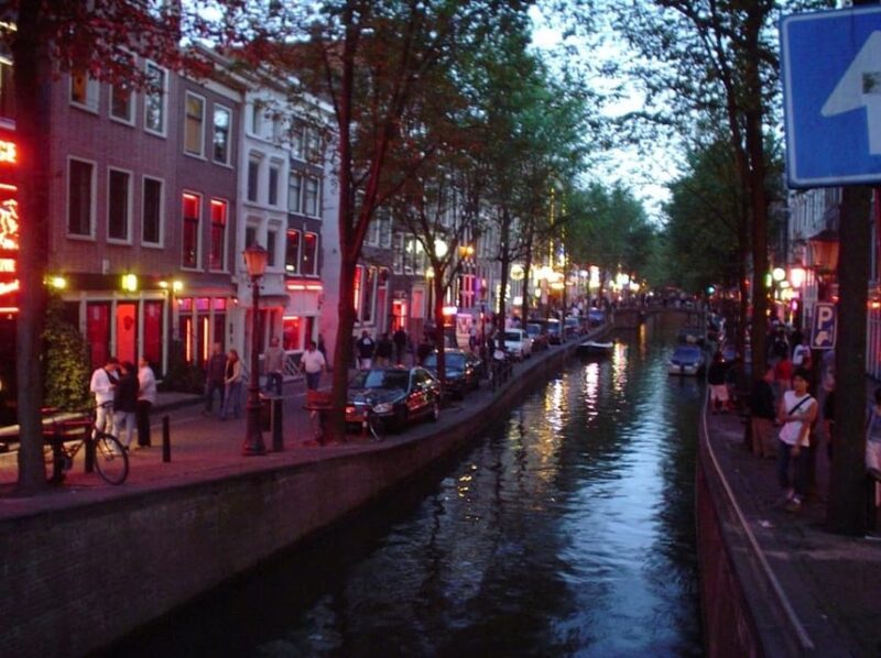 Amsterdam: Haunted History and Ghost Walking Tour - Confronting Ghostly Secrets