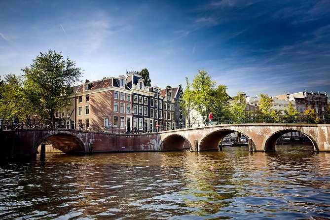 Amsterdam Highlights 1-Hour Canal Cruise With Audio Guide - Accessibility and Group Size