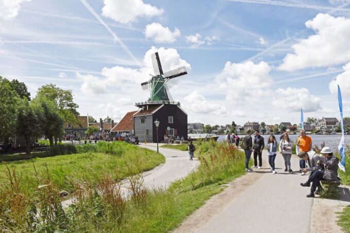 Amsterdam: Keukenhof and Zaanse Schans Live Guided Day Tour - Flower Sightings and Confirmation