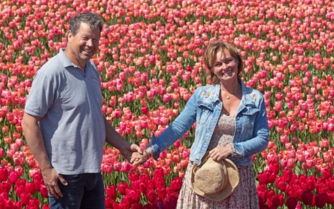 Amsterdam: Keukenhof, Tulip Farm Full-Day Tour With Cruise - Languages Offered