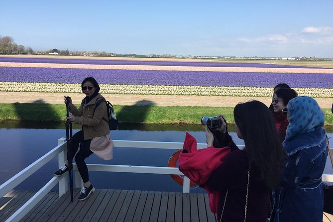 Amsterdam: Keukenhof Tulip Gardens and Giethoorn With Boat Tour - Physical Fitness Requirements