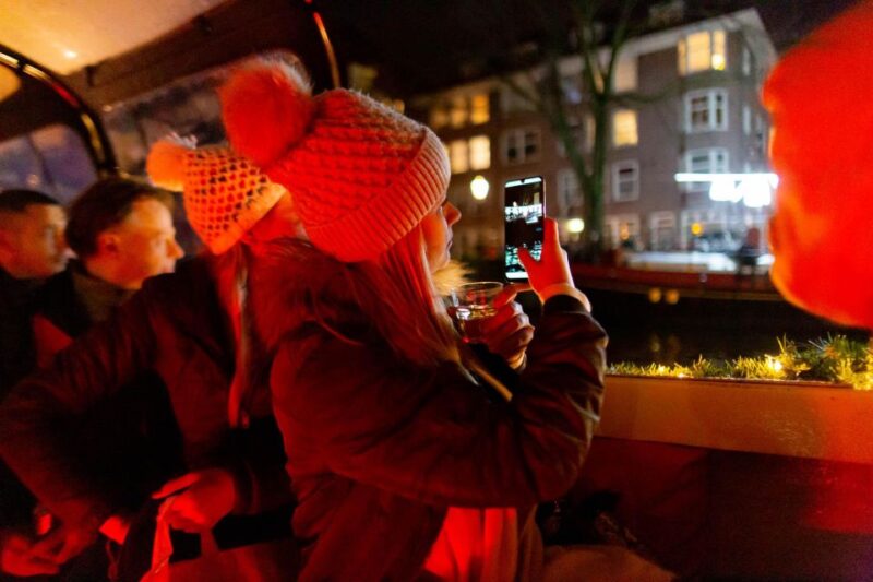 Amsterdam: Light Festival Boat Tour With Snacks and Drinks - Boat Cruise Experience