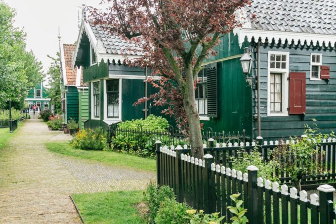 Amsterdam: Live-Guided Zaanse Schans & Cheese Tasting Tour - Historic Architecture and Windmills