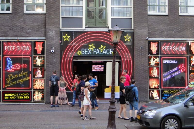 Amsterdam: Private Red Light District and Food Tour - Languages Offered