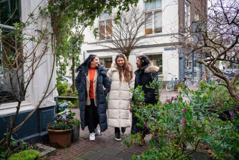 Amsterdam: Professional Photoshoot at the Canals - Photographer and Photo Services
