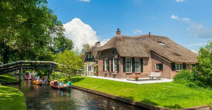 Amsterdam: Small Group or Private Tour to Giethoorn + Lunch - Meeting Point Information