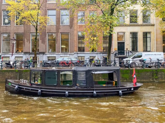 Amsterdam: Smoke and Lounge City Boat Cruise - Onboard Amenities and Activities