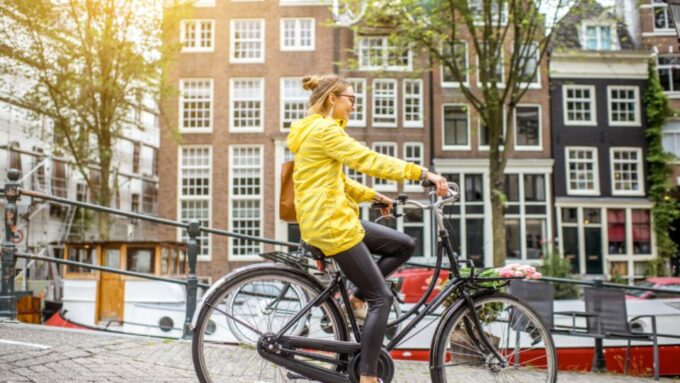 Amsterdam: The Pijp Market Food Tour - Group Size and Duration