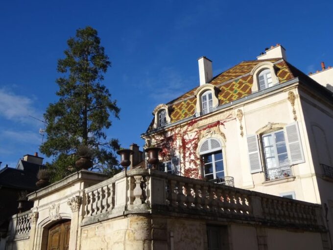 An Over-Look at the City With Shiny Roofs ! - Pricing and Reservation Information