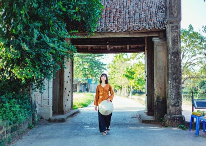 Ancient Treasures: Private Duong Lam & Van Phuc Village Tour - Tour Duration and Guide