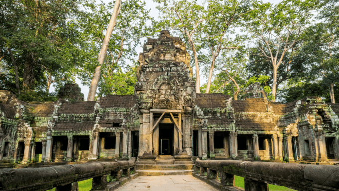 Angkor Wat Full-Day Private Tour With Sunrise - Exploring Bayon Temple