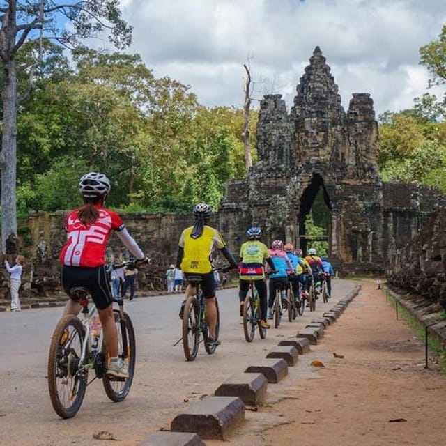 Angkor Wat: Guided Sunrise Bike Tour W/ Breakfast and Lunch - Meals and Refreshments