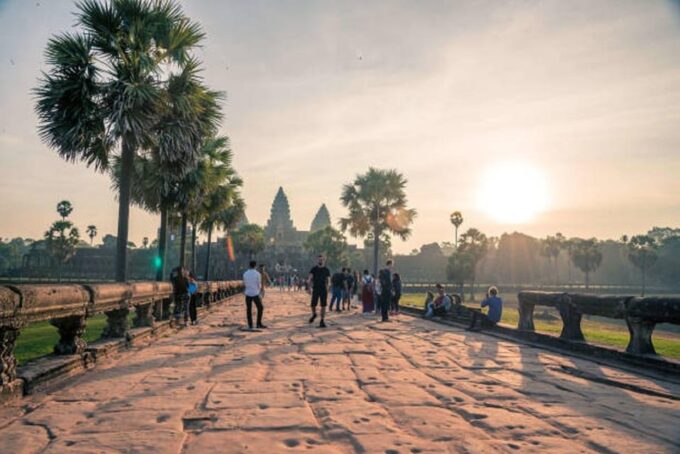 Angkor Wat: Guided Sunrise Bike Tour W/ Breakfast and Lunch - Exploring Angkor Wat at Sunrise