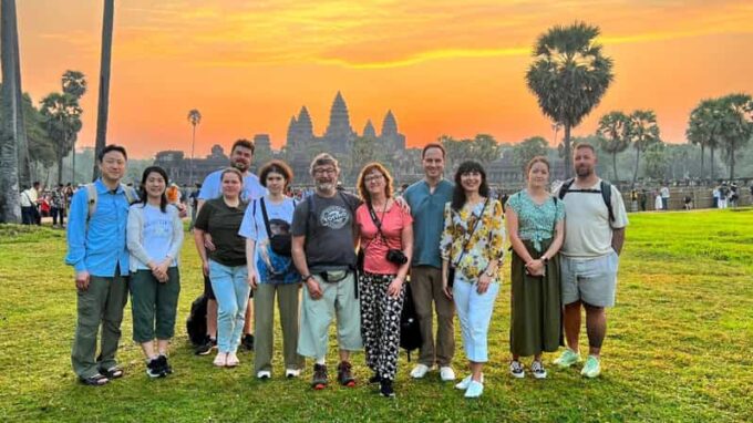Angkor Wat: Highlights and Sunrise With Spanish Guide - Sunrise at Angkor Wat