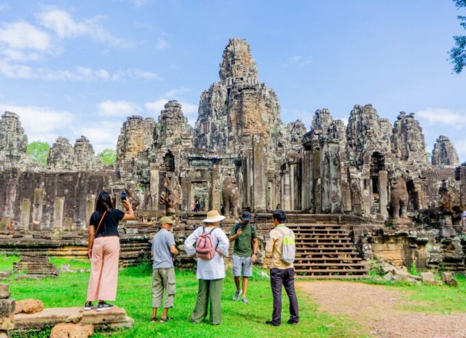 Angkor Wat: Sunrise Jeep Tour With Breakfast and Lunch - Cultural Immersion