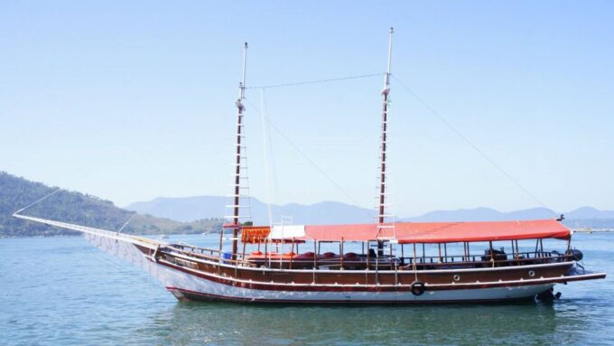 Angra Dos Reis: Boat Tour in Ilha Grande and Lagoa Azul - Flexible Cancellation Policy
