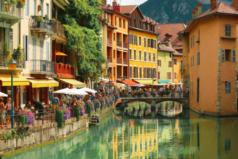 Annecy: Capture the Most Photogenic Spots With a Local - Discovering Iconic Landmarks and Local Stories