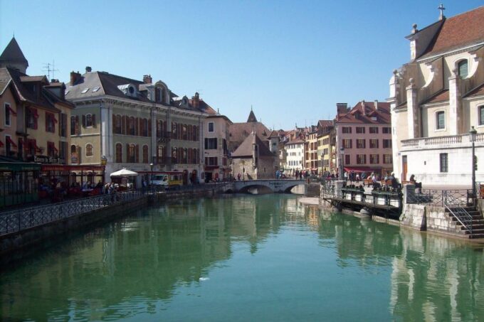 Annecy: City Highlights Self-Guided Scavenger Hunt & Tour - Starting Location and Main Stop
