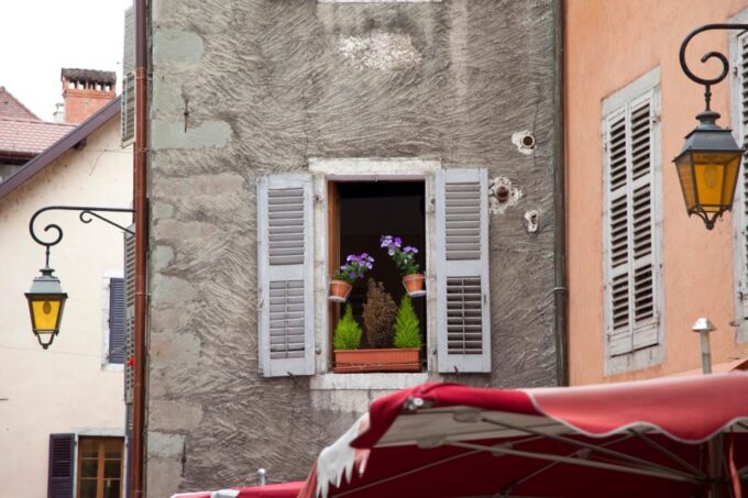 Annecy: First Discovery Walk and Reading Walking Tour - Main Stops on the Tour