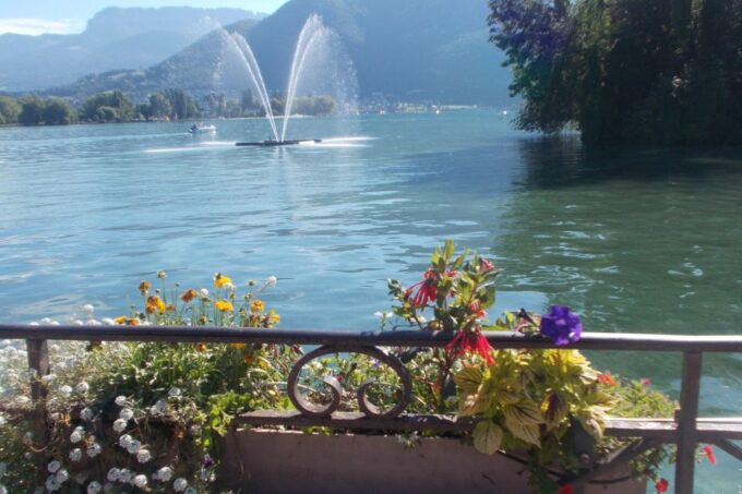Annecy: First Discovery Walk and Reading Walking Tour - Exploring at Your Own Pace