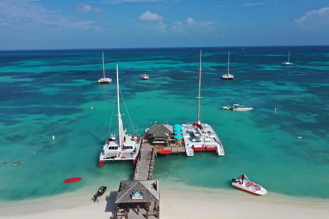 Antilla Shipwreck and Catalina Bay Snorkel Sail - Onboard Amenities and Services