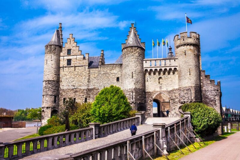 Antwerp: Express Walk With a Local in 60 Minutes - Group Size and Languages